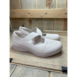 US8 Skechers Relaxed Fit Up-Lifted Its Fate New with light marks Cream Beige